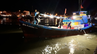 Đưa thi thể một thuyền viên tử vong ngoài khơi vào bờ