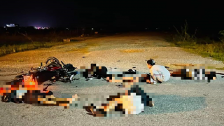 Hai xe máy đấu đầu khiến 5 người thương vong