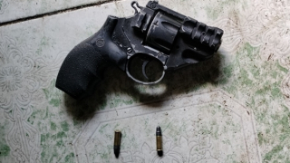 Mua súng quân dụng đem thế chấp lấy 200.000 đồng