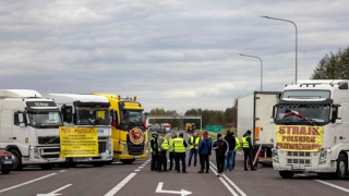 Tài xế Ba Lan lái xe tải chặn cửa khẩu biên giới, ngũ cốc Ukraine lại bị nghẽn