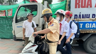 Tài xế vi phạm nồng độ cồn, CSGT chở 2 cháu nhỏ đi học