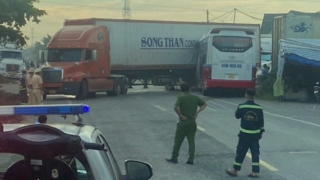 Đứng cảnh giới cho xe đầu kéo lùi vào bãi, người đàn ông bị xe giường nằm tông tử vong