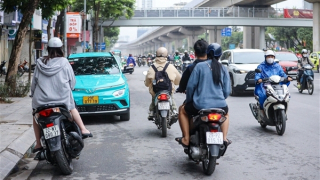 Người dân "hồn nhiên" đi ngược chiều trong giờ cao điểm