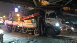Xe cẩu đâm vào gầm cầu Long Biên rồi mắc kẹt, hai người bị thương