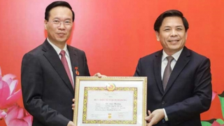 Chủ tịch nước Võ Văn Thưởng nhận Huy hiệu 30 năm tuổi Đảng