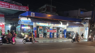 Nhiều nhà xe vẫn đón khách tại các cây xăng, siêu thị, bệnh viện...