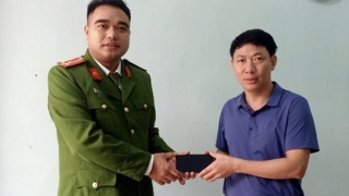 Người dân nhặt được của rơi nhờ Công an xã trả lại cho người bị mất