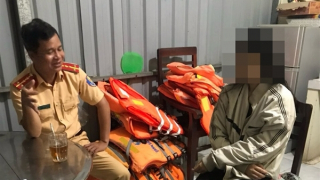 Cảnh sát đường thủy kịp thời cứu thiếu nữ nhảy cầu tự tử