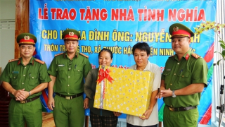 Công an tỉnh Ninh Thuận trao tặng nhà tình nghĩa cho gia đình khó khăn