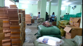 Xe đầu kéo vận chuyển hàng ngàn sản phẩm hàng hóa không rõ nguồn gốc