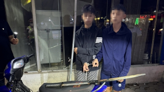 Xử lý nhiều thanh niên lạng lách "trêu chốt", mang kiếm ra phố