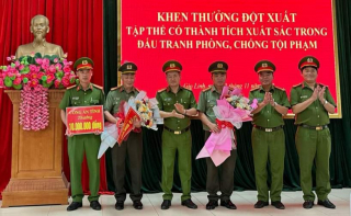 Khen thưởng tập thể có thành tích bắt giữ 18.000 viên ma túy tổng hợp