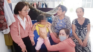 Tạm giam đối tượng bạo hành con gái nuôi 3 tuổi