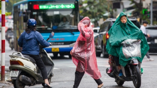 Người Hà Nội co ro trong mưa rét đầu mùa