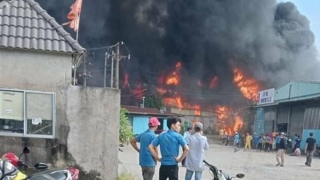 Cháy lớn tại công ty sản xuất đồ gỗ ở Bình Dương
