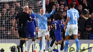 Trọng tài bị chỉ trích vì cho Man City hưởng phạt đền trong trận gặp Chelsea