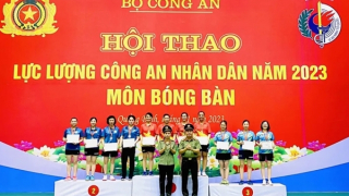 Trao giải cho các vận động viên đạt giải tại Hội thao lực lượng CAND năm 2023