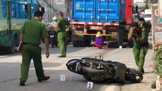 Va chạm với xe đầu kéo, chồng và con gái bị thương, người vợ tử vong