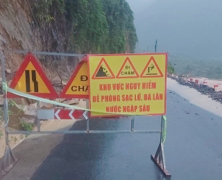 Mưa rộng lớn tạo nên sụt lún bên trên đèo La Ngà, đường cao tốc La Sơn- Túy Loan