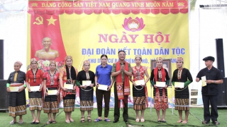 Chung vui ngày hội đại đoàn kết tại vùng cao Nghệ An