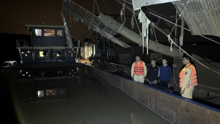 Mật phục, bắt giữ cát tặc đang "ăn hàng" trên sông Hồng