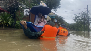Công an sơ tán nhiều phụ nữ mang thai, trẻ em thoát khỏi vùng lũ
