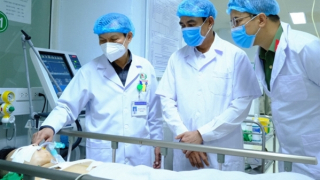 Nỗ lực cứu chữa Thượng úy Công an xã bị đâm trọng thương khi truy bắt tội phạm