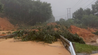 Mưa lũ miền Trung làm 5 người chết và mất tích