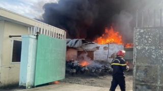 Cháy nhà kho rộng 1.500m2 chứa hàng trăm tấn nguyên liệu, sản phẩm