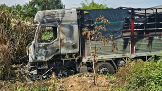 Xe tải bốc cháy, lao xuống kênh, tài xế bị gãy chân