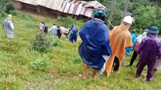 Nữ bệnh nhân được cáng võng gần 30km trong mưa lũ đi cấp cứu