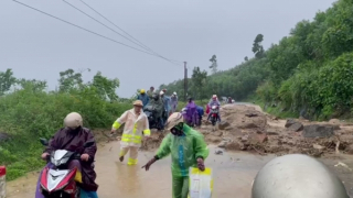 Dầm mưa, bám vùng sạt lở đèo để hỗ trợ người dân