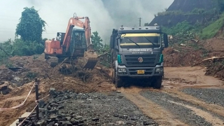 Xuất hiện hàng chục điểm sạt lở do mưa lớn, QL14E ách tắc hoàn toàn