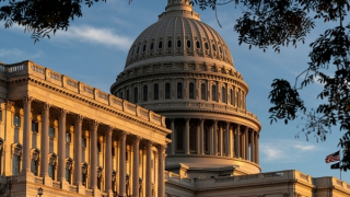 Mỹ tạm thời tránh được nguy cơ phải đóng cửa chính phủ