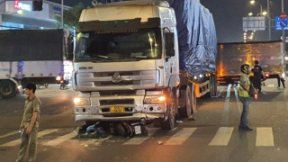 Xe máy băng ngang đường bị xe đầu kéo cuốn vào gầm