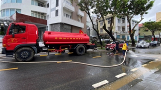 Lũ rút, Công an Thừa Thiên Huế ra quân tổng vệ sinh môi trường