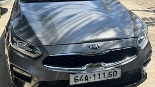 Né kiểm tra nồng độ cồn, tài xế ôtô tông đổ xe đặc chủng