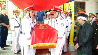Giây phút đồng đội, nhân dân thương tiếc tiễn biệt Đại úy Trần Trung Hiếu
