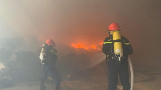 Khống chế đám cháy nhà xưởng tại Khu công nghiệp Nam Cấm