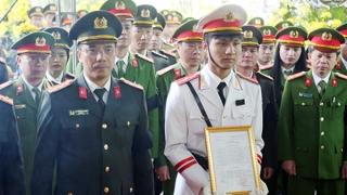 Trao quyết định truy thăng cấp bậc hàm Đại úy đối với đồng chí Trần Trung Hiếu