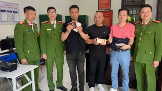 Công an quận Tây Hồ trao trả tài sản bị thất lạc cho 2 du khách Trung Quốc
