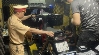 Cảnh sát đột kích 2 lò độ, chế xe cho... "quái xế"