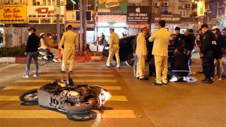 Nữ quái xế lái xe máy chở bạn tông CSGT bị thương