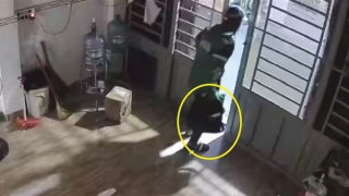 Mặc áo xe ôm công nghệ, hai đối tượng đột nhập phòng trọ trộm tài sản