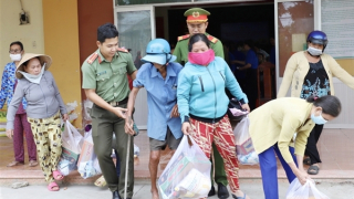 Tuổi trẻ Công an Sóc Trăng tổ chức an sinh xã hội, kích hoạt tài khoản dịnh danh điện tử