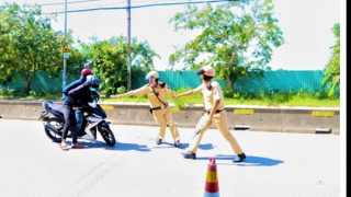 Khởi tố đối tượng dương tính ma túy, không đội mũ bảo hiểm, lao xe vào CSGT