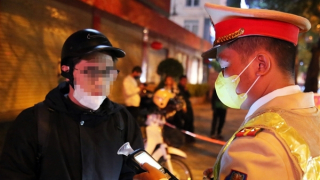 Nhậu "tới bến", nhiều tài xế xe máy nhận phiếu phạt