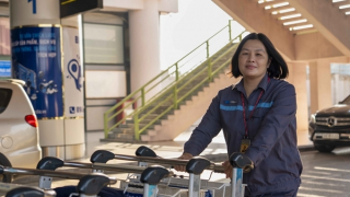 Trao trả ví tiền có hơn 100 triệu đồng cho khách để quên ở sân bay