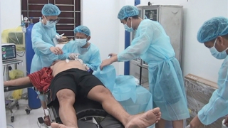 Bệnh xá đảo Sinh Tồn phẫu thuật cấp cứu ngư dân bị dập nát một bàn tay