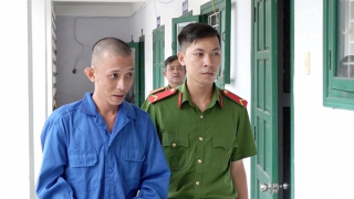 Thuê người giả làm cha mình để lừa chủ cửa hàng xe máy